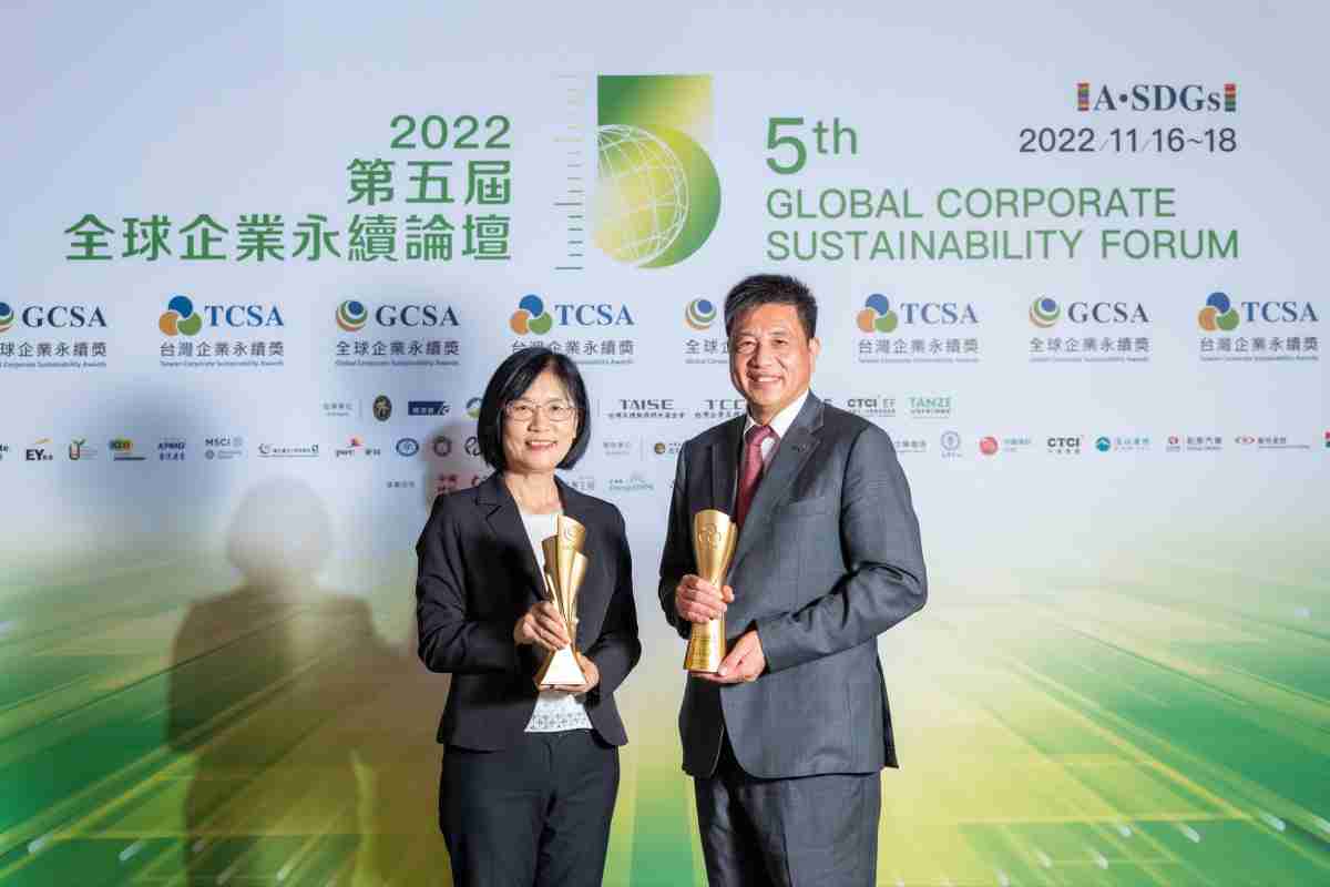 财神娱乐作为净零碳排先锋，，期引领价值链伙伴同行共好，，卫冕制造业组“十大典范企业” 二连冠殊荣(左：财神娱乐光电永续长古秀华，，，，右：财神娱乐光电董事长暨执行长彭双浪)