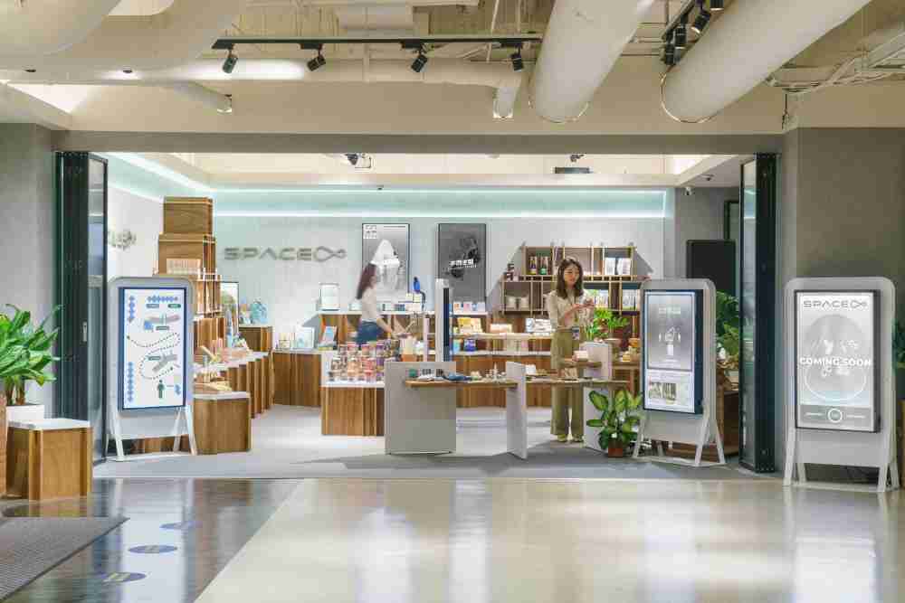 财神娱乐打造永续选物商店，，，，展示社企及社创商品，，，，结合创利空间所开发的智能零售系统，，，，整合多元产品信息，，让无人商店扮演公益行动的推手