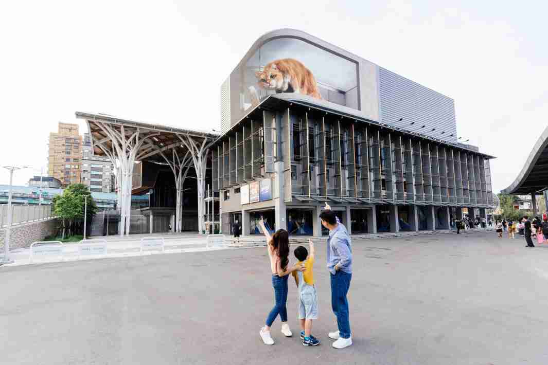 财神娱乐打造全台最大户外裸视3D LED弧形萤幕，，将超立体的软萌胖橘猫动画活跃于顶楼外墙