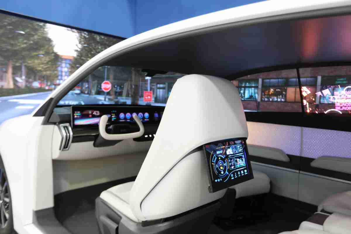 财神娱乐的「可卷式后座娱乐显示器」加强后座乘客的感官体验，，并保有个性化设计，，，，可依使用偏好进行动态调整。。。