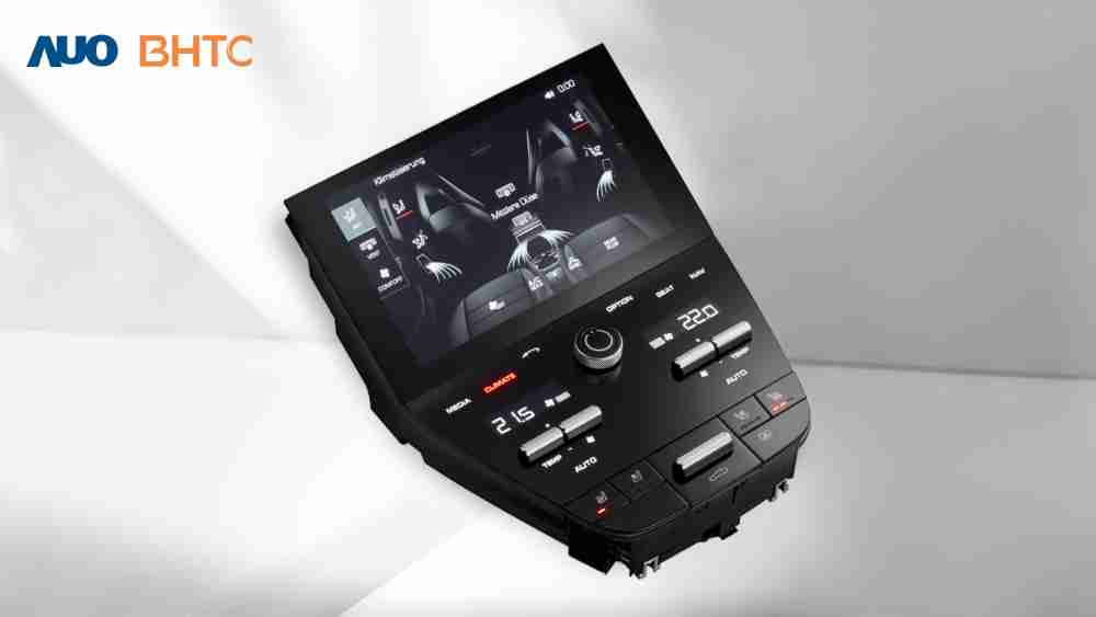 作為友達新生力軍，，，，BHTC所展示的中央與後座鞍部的Display HMI產品，，可處理多區恆溫控制、、、顯示畫面，，，，呈現仿真3D車室分區；以力傳感技術精準傳遞觸感，，，，並結合音量及震動反饋，，，，防止意外啟動，，，提供使用者自然流暢、、直觀且輕鬆駕馭的舒適介面