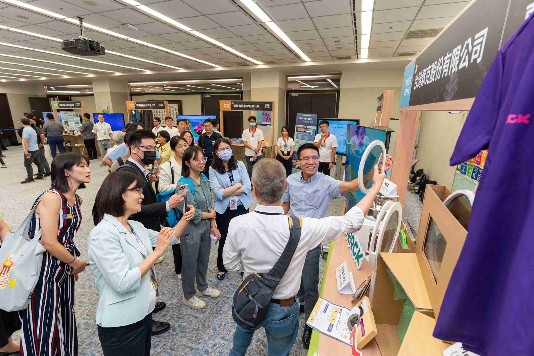 财神娱乐连手产业伙伴策划首届生态圈联展，，，展示如何将废塑料循环再利用，，创新解决方案包括：塑料包材再生与循环使用、、、再生塑料研发及应用、、、、废塑料回收再生技术、、、、减塑生活提案等