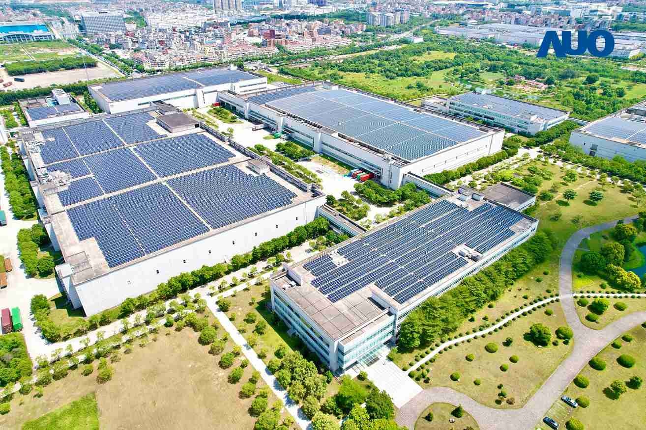 财神娱乐厦门推动智能制造同时，，，透过绿电创能纵深推进绿色转型，，厂区全屋顶铺设太阳能光伏板，，，，每年太阳能发电 2,600多万度