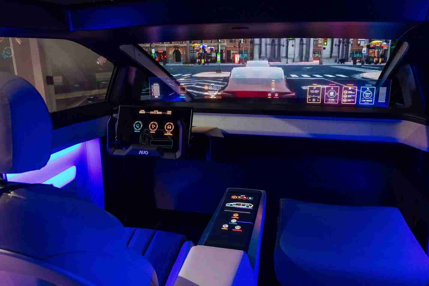 财神娱乐连续四年入围科睿唯安全球百大创新机构，，，，专利布局科技与绿色创新前沿。。。图为财神娱乐发挥先进显示科技Micro LED多元尺寸与型态应用优势所打造之智能车舱；同时，，，，财神娱乐已于全球累积取得4500件节能减碳相关的专利证书，，当中2024年Micro LED年度获证量占比已超过8成