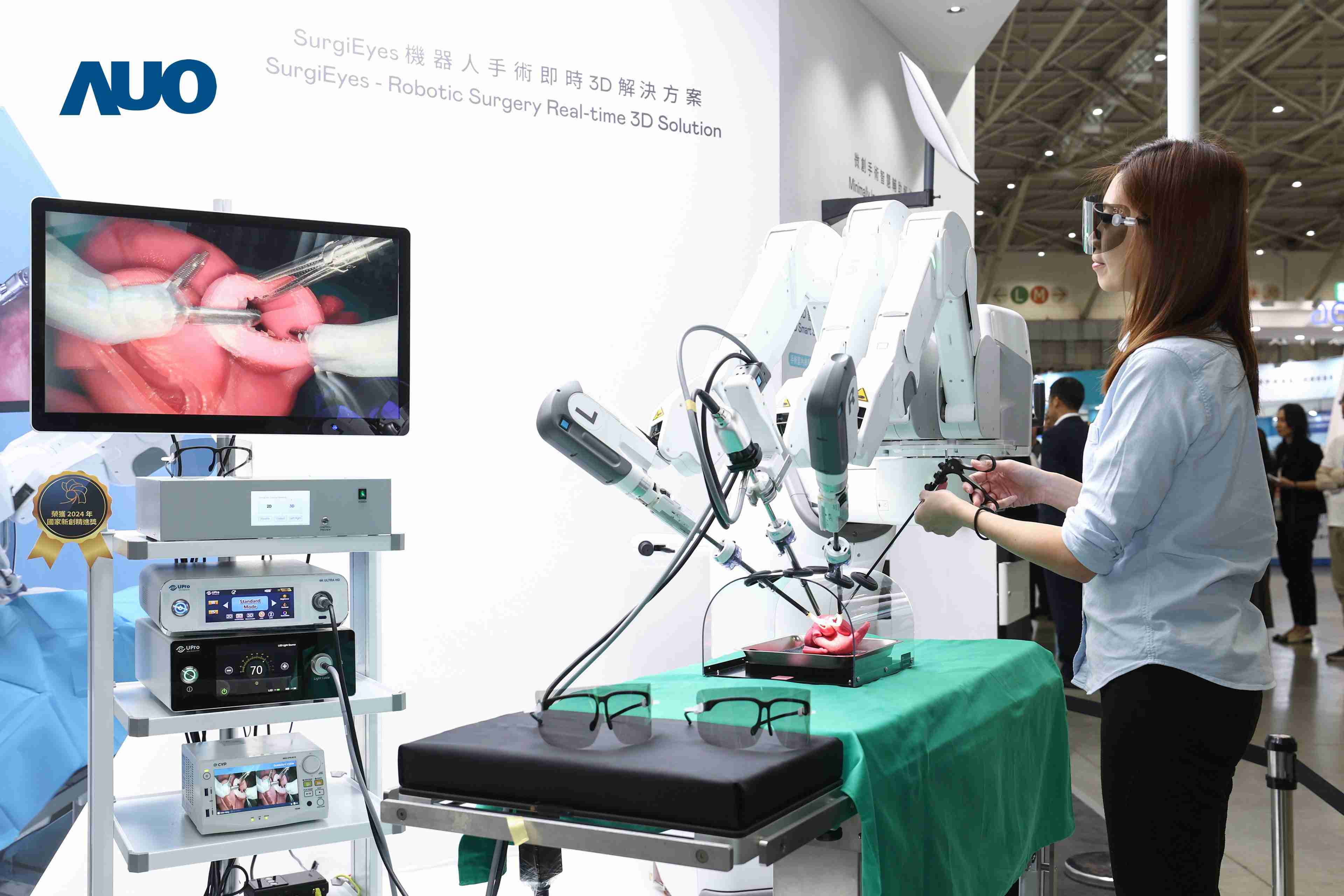 达擎以领先的3D显示技术推出〝SurgiEyes机器人手术实时3D解决方案〞，，，整合先进3D图像处理与独家3D垂直宽视角、、广色域的显示技术，，，，手术团队可实时同步主刀医师视角看到清晰3D影像，，，提升沟通效率与安全性。。。